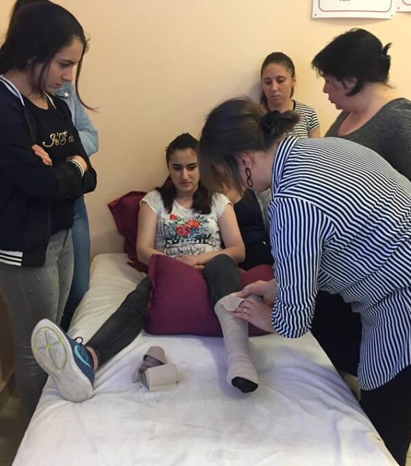 ექთნის თანაშემწისა და პრაქტიკოსი ექთნის სტუდენტების სასწავლო პრაქტიკა კარიტასში