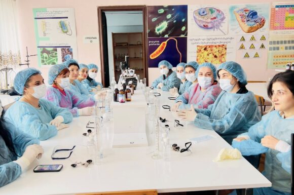 პრაქტიკული მეცადინეობა კოლეჯის ლაბორატორიაში