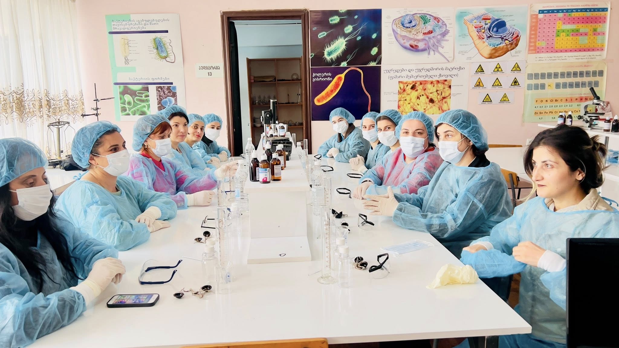 პრაქტიკული მეცადინეობა კოლეჯის ლაბორატორიაში
